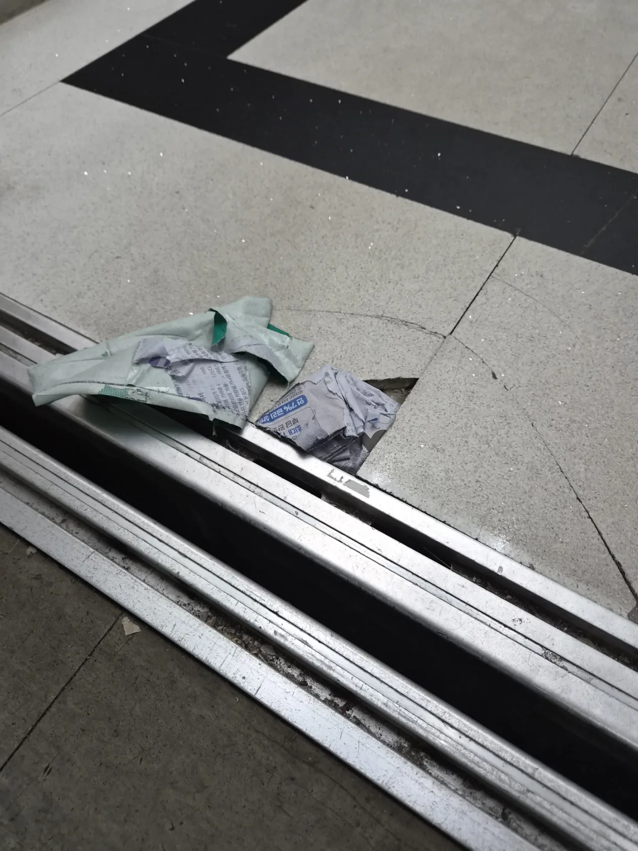 타일보수 관련 욕실 내부 확인 사진